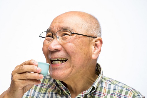 日本酒を飲む男性