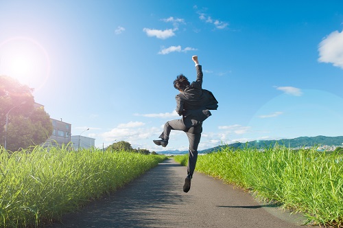 道路でジャンプする男性